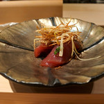 寿しの吉乃 - 漬けカツオにエシャロット