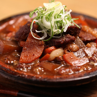 味の染み込んだ「牛すじ煮込み」、食感が楽しい「つくね」が人気