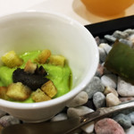 エクロール - 2017/5再訪。空豆のエスプーマ、オリーブのジュレ。バルバジュアンも。飲み物は仏産リンゴジュース。濃厚。