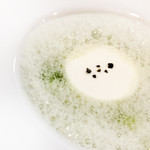 エクロール - 2017/5再訪。アスパラのスープ、ベーコンのブランマンジェ、メロン果汁の泡。よく聞く味覚相補性、こういうかたちで出てきてニヤリ。