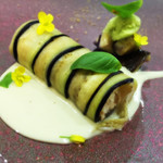 エクロール - 2017/5再訪。茄子のカネロニ。円筒状のパスタの名称からでしょうか。中にはオマール海老、タラバガニ、ツナ。ソースは茄子のクーリ、コーヒーオイル（これがまた絶妙）。バジルのソルベを添えて。