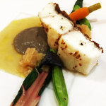 エクロール - 2017/5再訪。ヒラスズキ、皮に蕎麦の実をまぶしてポワレに。手前にアワビ。ソースは新ゴボウ、アサリのジュ。来店当初パンおかわり自粛を心に決めていたもののこのソースに陥落。