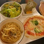 オルヴィエターナ - おまかせミニピッツァ:マルゲリータ(海老とブロッコリー)、おまかせミニパスタ:きのこの和風パスタ、おまかせデザート:抹茶シフォンケーキ