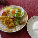 Riyon - 2017.05 ランチの内容は、チキンステーキ、野菜かき揚げ、サラダ、煮物、サツマイモ
