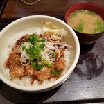 鮪市場 - 鮪の照焼きあぶり丼とアサリの味噌汁