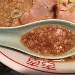東京屋台らーめん 翔竜 - 背脂の浮いたスープ