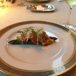 ヒュッテ エミール - オマールエビのソテー　軽く火を通してあって、レアな状態　味わいは軽く、すっきりとした白に合うかな・・・