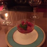 ヒュッテ エミール - 暖炉の前で苺のデザート