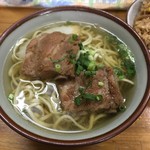 玉家 - 細めの丸麺と大きなソーキ