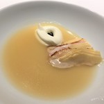 レフェルヴェソンス - 温もり：新玉葱のスープ、川俣シャモと新筍、発酵クリームと甘海老のカラメル