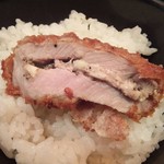 とんかつ マンジェ - これですね。「にんにくとんかつオンザライス」！お代わり必至の美味さ。