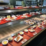 明石林崎食堂 - お店に入るとおかずが並んでいます