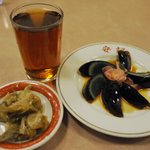 安記 - ピータンと老酒とつきだしのザーサイ