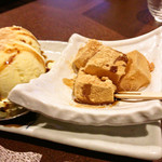 ・Ice cream with warabi mochi and soybean flour