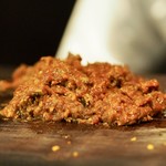 アカ - ソブラサーダ （パン粉、生ハム、にんにく、パプリカパウダー、大葉と炭火焼入れバケットで頂きます）