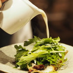 アカ - 焼鮎とハーブのサラダにアホ・グランド掛け