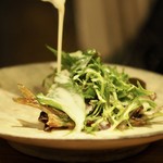 アカ - 焼鮎とハーブのサラダにアホ・グランド掛け