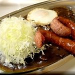 カレーのチャンピオン  - ウィンナーカレー大盛＋目玉焼き