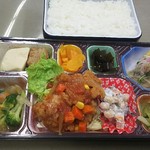 福山まるたま - まるたま弁当410円 鶏のトマトソース煮と鯵の南蛮漬け　(2017.05.15)