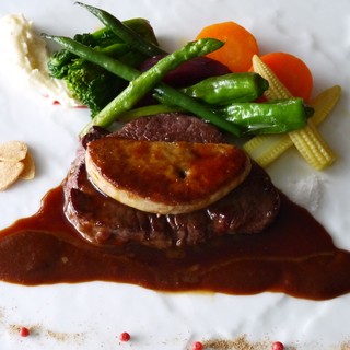 牛ヒレ肉のステーキフォアグラ添えを楽しめるお店です♪