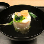 白 - 2】お椀:真珠貝の澄まし椀 伊勢汐の香り(ほたての真薯 タピオカで真珠を表現)(2017.１月下旬)