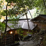 松籟庵 - 嵐山の渡月橋の上流にある松籟庵は、かつて近衛文麿公の別邸と呼ばれ、今もその当時のままの輝きを放っています。