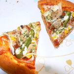 Le･trefle - pizza　￥１００です！　チーズ・玉ねぎ・ピーマン・コーン・しめじ・鶏肉？がはいっていた。贅沢だ！