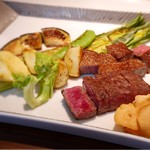 鉄板焼 八七七 - メインの野菜とステーキ