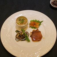 スーツァン・レストラン陳 渋谷店 - 前菜」]・・・・・アワビ　葱と生姜で　菜の花添え、鰤の紹興酒漬け、白海老の押し豆腐和え　冬虫夏草とパクチーとともに、鶏の焼き物　醤油風味