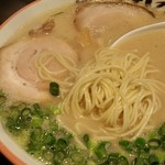 エイジ屋ちゅーぼー - 麺のアップ