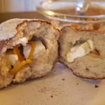 CAFE Uchi - ライ麦オレンジピールとクリームチーズのパン