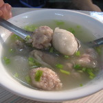 蔡澤記水晶餃 - 厚く白い皮を纏っているのは水晶餃。