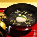 銀座 しのはら - お椀は蟹しんじょうに片栗の葉、しっかりしたｼﾞｭﾝｻｲ。山中塗りの器で。