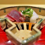 銀座 しのはら - 織部の扇の器に鮪二種、いか。