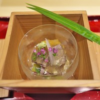 銀座 しのはら - 玉子豆腐にﾜｻﾋﾞの葉を置いて、ｼｬｺとｳﾆ、ｶﾆ。加減酢の煮凝りで。