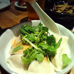 燻製と地ビール 和知 - 水餃子の腐乳ソースがけ（パクチーのせ）