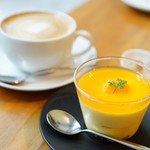 ザ コンランショップ カフェ   - Dessert Set "B" (\1,150) マンゴーのムース、カフェラテ (ホット)