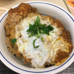 かつや - やっぱりブルーカラーはコレ。
            
            かつ丼！！！
            
            サクサクカツに甘い割下に半熟の卵
            
            そりゃぁ〜チンピラ、コソ泥の類はかつ丼で洗いざらいゲロっちゃうわね〜