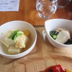 にじいろ食堂 - プレートの小鉢は高野豆腐の玉子とじと小松菜のおひたしと言ったヘルシーな小鉢。
