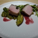 TTOAHISU - ◆黒豚の仔豚のロースト 皮が付いたロース部分とその後ろにフィレ部分が盛合されています。