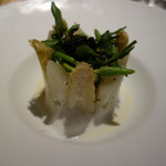 ラ・ターブル・ド・トリウミ - 前菜2：ホワイトアスパラと天然ホタテのブーケ