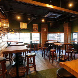 木を主体としたカジュアルな店内