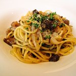 オステリア アックアインボッカ - 黒毛和牛すじ肉とたまねぎのペペロンチーノ