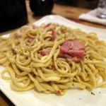 アヤメ 本店 - 名物「島パスタ」。沖縄そばの麺をつかったパスタ。ガーリックが効いてます！