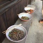 池内うどん店 - 恒例の池内会　店の軒先のベンチにて開催中～