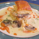 A) シーフードパイ クリームソース