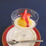 マンゴーシャーベットのヨーグルト添え