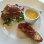 67107862 - 生ハムと地野菜のサラダ、トウモロコシの冷たいスープ、メバチマグロのクロスティーニ