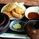 ゆうき - ご飯と味噌汁は蓋付きで登場