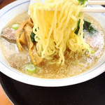 とんとんラーメン - チャーシュー麺醤油 麺リフト